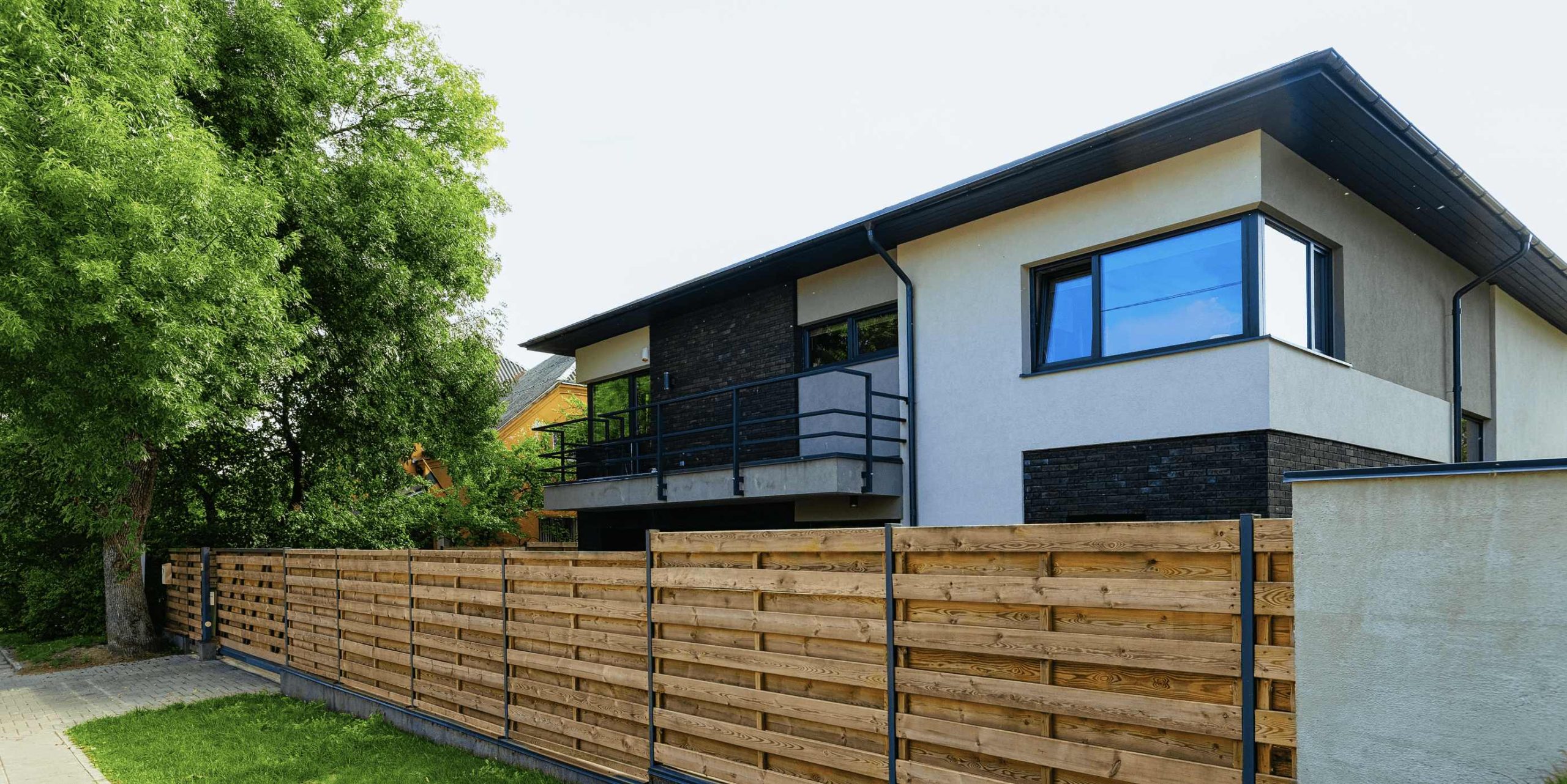 How Much Does a Privacy Fence Cost? R&M Fence